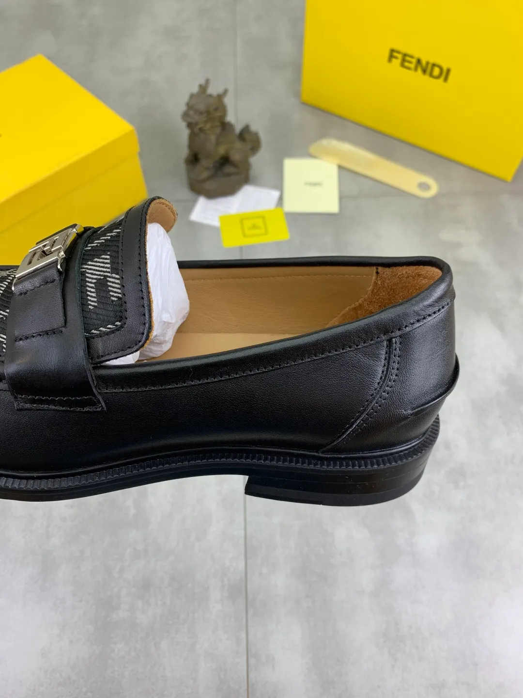 ​Men's shoes 💰P480💰[New model] Water dyed cowhide 🆘 The latest FENDI (Fendi) new casual leather shoes 🕶️🕶️Simple routing effect, showing an elegant and cool driving shoe 🎬Made of Italian 🇮🇹 imported calfskin + first-layer water-dyed cowhide lining🐂Excellent material🎬Detailed workmanship 🤗Comfortable foot feel➰➰. ​Pair it with any outfit to show your taste and temperament, low-key luxury ♻️Design ​simple and elegant ​noble and fashionable 🍃​Very loved and favored by trendy men 💓❤️Size: 38-44 2⃣️colors available